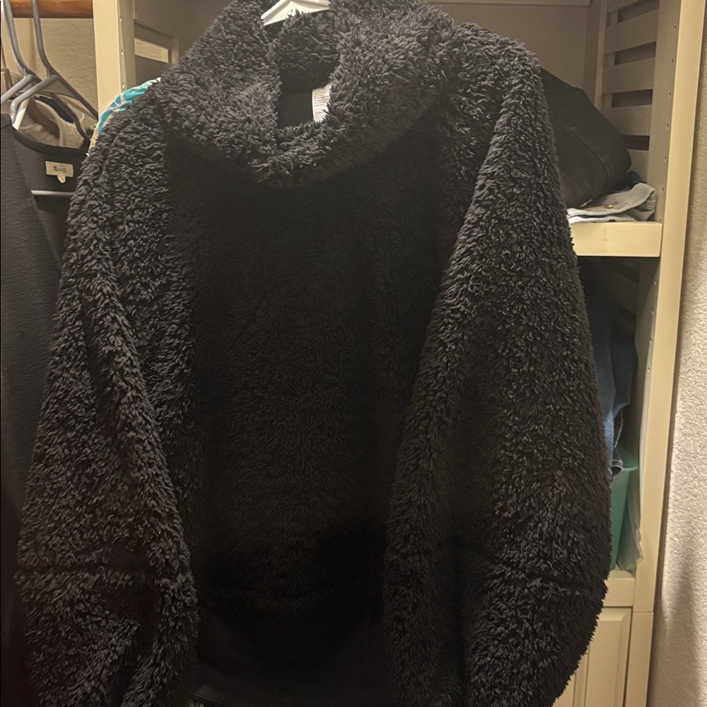 Lululemon Warm Restore Sherpa Pullover
Black. Front hand pockets